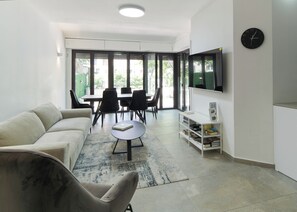 Comfort Apartment | Living area | 43-inch flat-screen TV with cable channels, TV