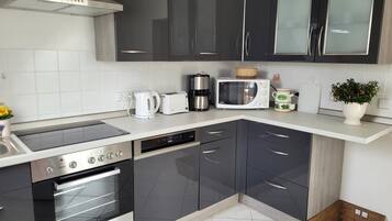 Kühlschrank, Mikrowelle, Ofen, Geschirrspüler