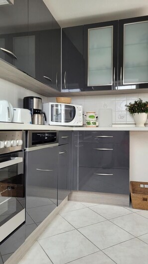 Kühlschrank, Mikrowelle, Ofen, Geschirrspüler