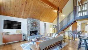Smart TV, chimenea, mesa de ping pong, libros