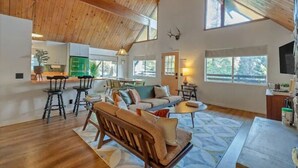 Smart TV, chimenea, mesa de ping pong, libros
