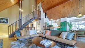 Smart TV, chimenea, mesa de ping pong, libros