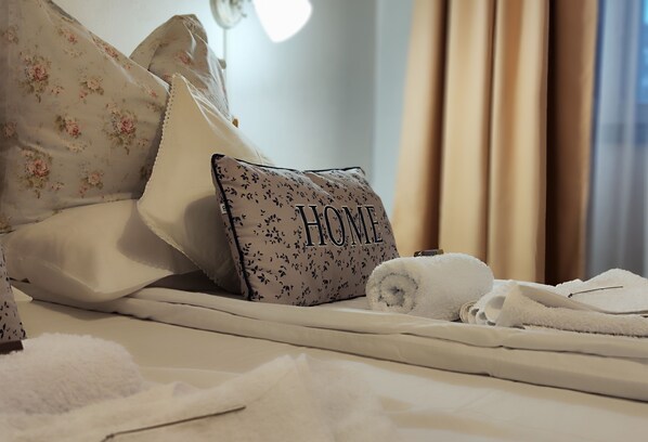 Desk, laptop workspace, free WiFi, bed sheets - Buon Studio Sibiu, near train station and Small Square Old Town (Sibiu)