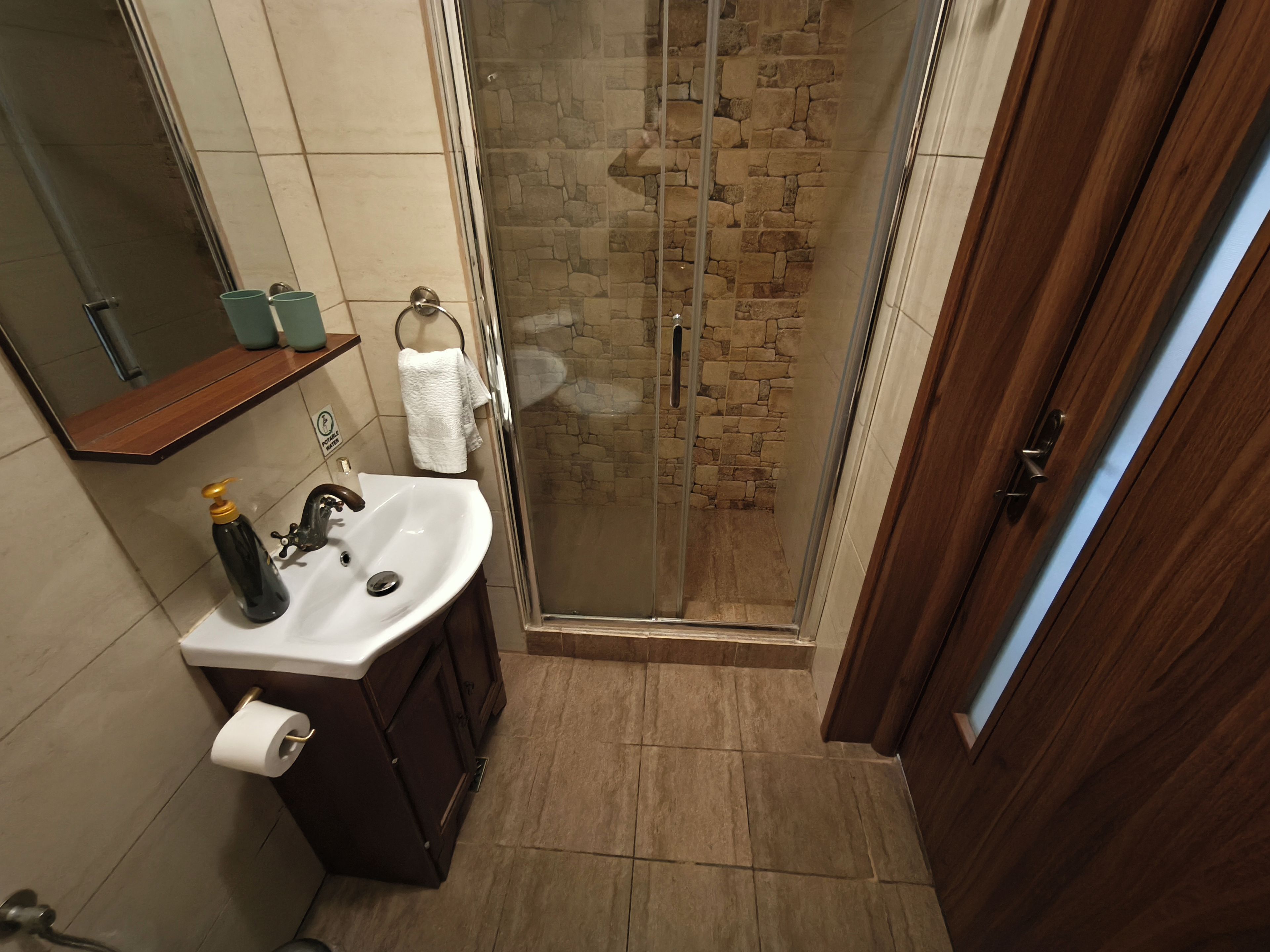 Estudio City | Baño | Ducha, secador de pelo, toallas y jabón