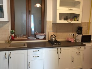 City Studio | Private kitchen | Mini-fridge, microwave, electric kettle, toaster - Buon Studio Sibiu, near train station and Small Square Old Town (Sibiu)