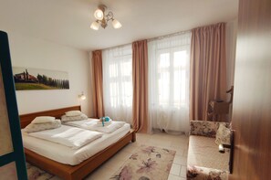Desk, laptop workspace, free WiFi, bed sheets - Buon Studio Sibiu, near train station and Small Square Old Town (Sibiu)