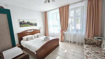 City Studio | Desk, laptop workspace, WiFi (free), bed sheets