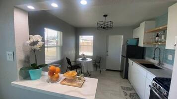 Refrigerador, microondas, horno y parrilla de estufa