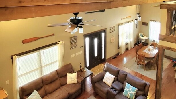 Un amplio espacio tipo loft con techos altos, comedor y cocina.