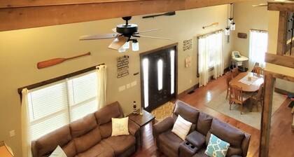 Beautiful house in tranquil setting by the banks of Lake Cumberland