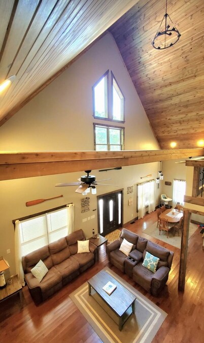 Beautiful house in tranquil setting by the banks of Lake Cumberland