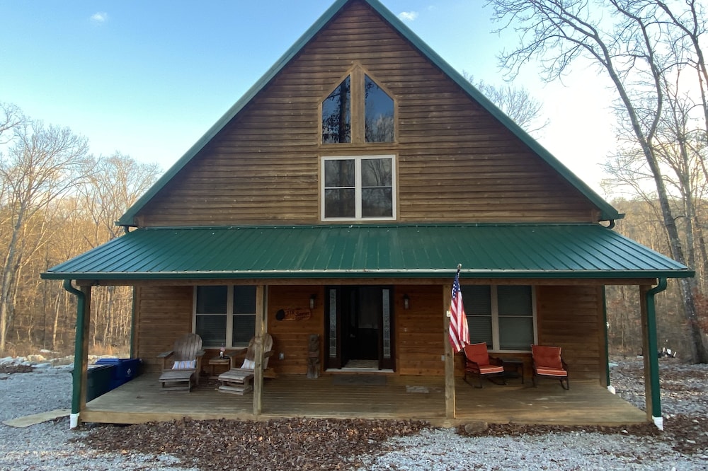 Beautiful house in tranquil setting by the banks of Lake Cumberland