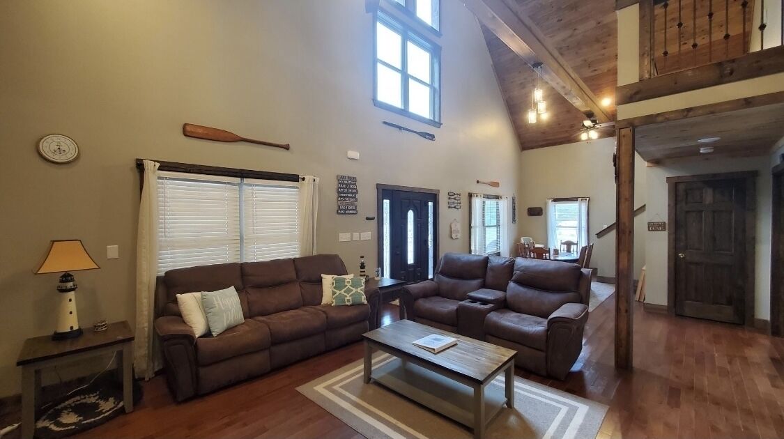 Beautiful house in tranquil setting by the banks of Lake Cumberland