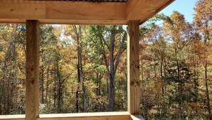 Una construcción de madera con vistas a un área boscosa.