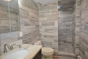 Shower, towels, toilet paper - Lake, Tennis, Beach Access, Skiing, Kayaking, Fishing (Otis)