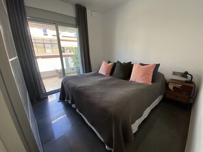 4 makuuhuonetta, työpöytä, silitysrauta/-lauta, vauvan matkasänky