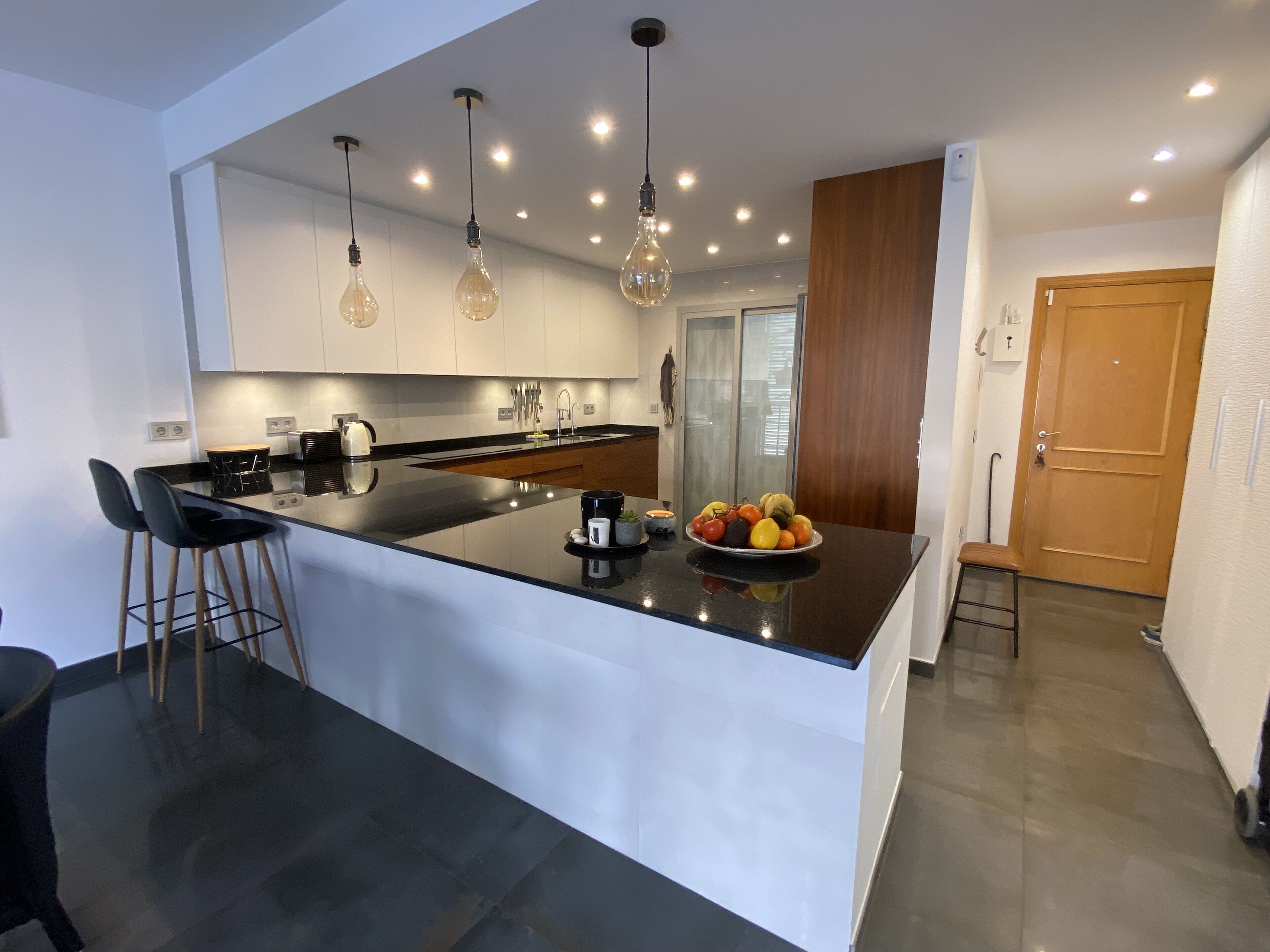 Kylskåp, mikrovågsugn, ugn och spishäll