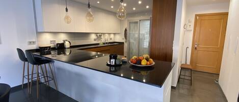 Kylskåp, mikrovågsugn, ugn och spishäll