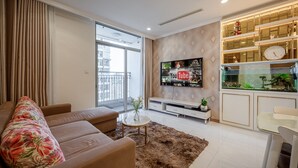 Ein modernes Wohnzimmer mit einer Couch, einem Fernseher und einem Aquarium.