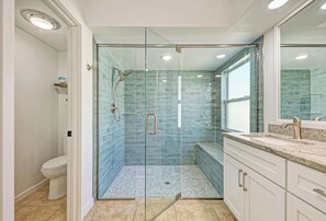 Bathtub, hair dryer, towels, shampoo