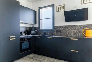 冷蔵庫、電子レンジ、オーブン、コンロ