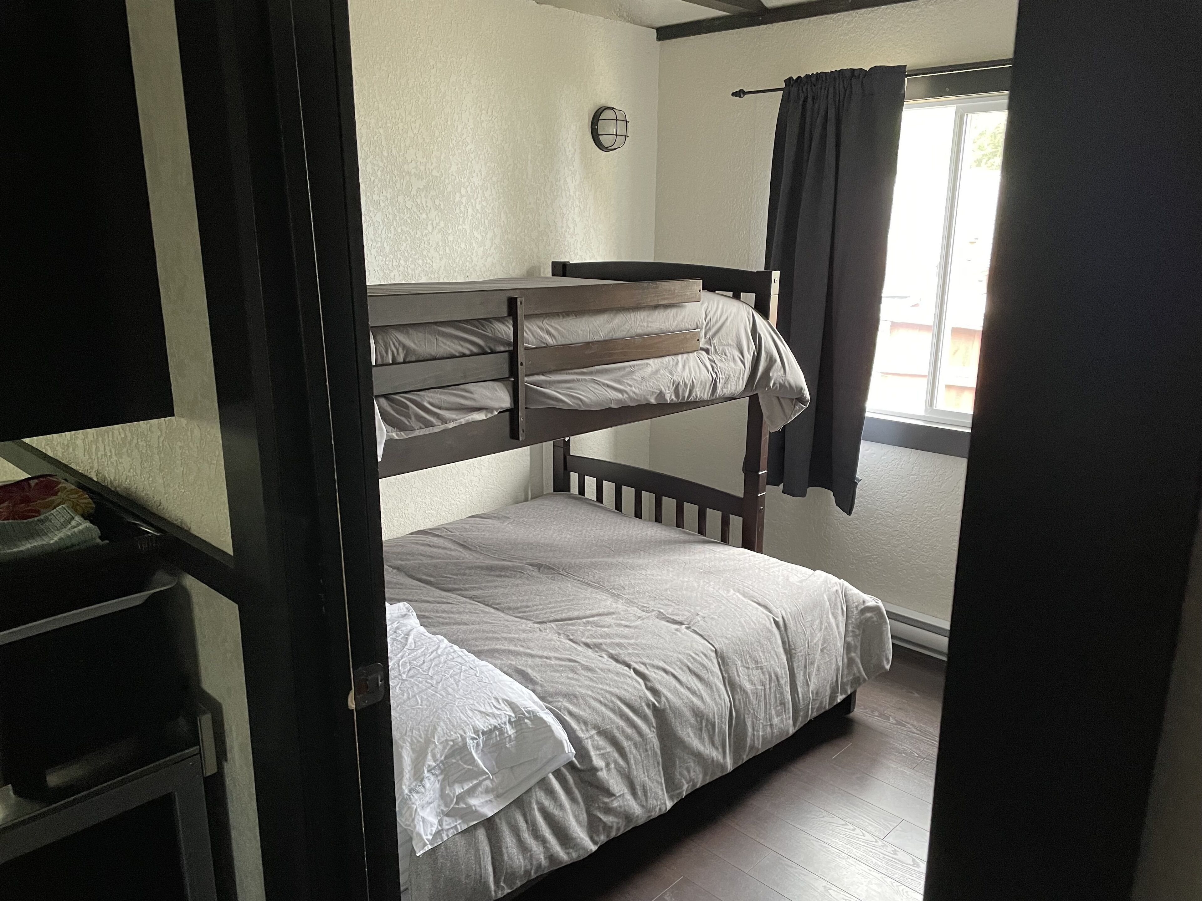 Cozy Lakeside Cabin with easy access to beach and awesome sunsets!