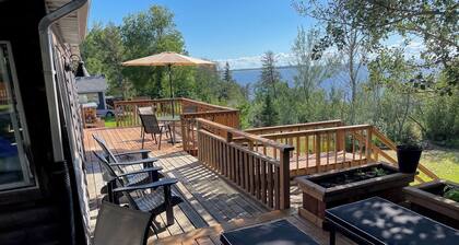 Cozy Lakeside Cabin with easy access to beach and awesome sunsets!