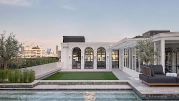 شرفة على السطح