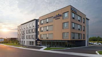 Situated in a well-maintained area, this hotel offers a two-story building with wood paneling and large windows.