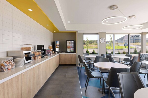 Free daily continental breakfast - Microtel by Wyndham Lachute (Lachute)