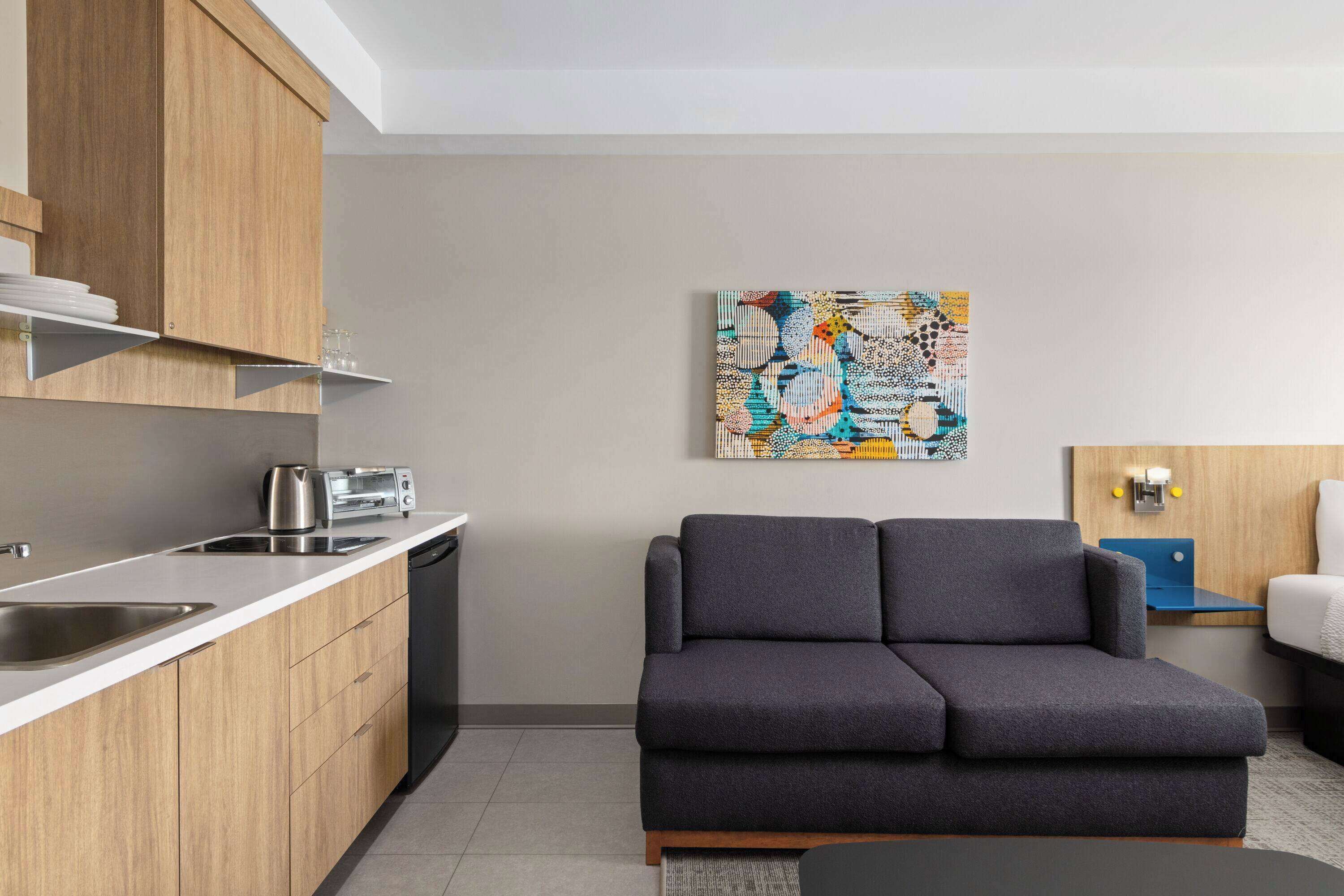 Blendingsgardiner, strykejern/-brett og sengetøy