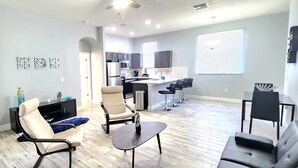 Un apartamento moderno con cocina, comedor y sala de estar.