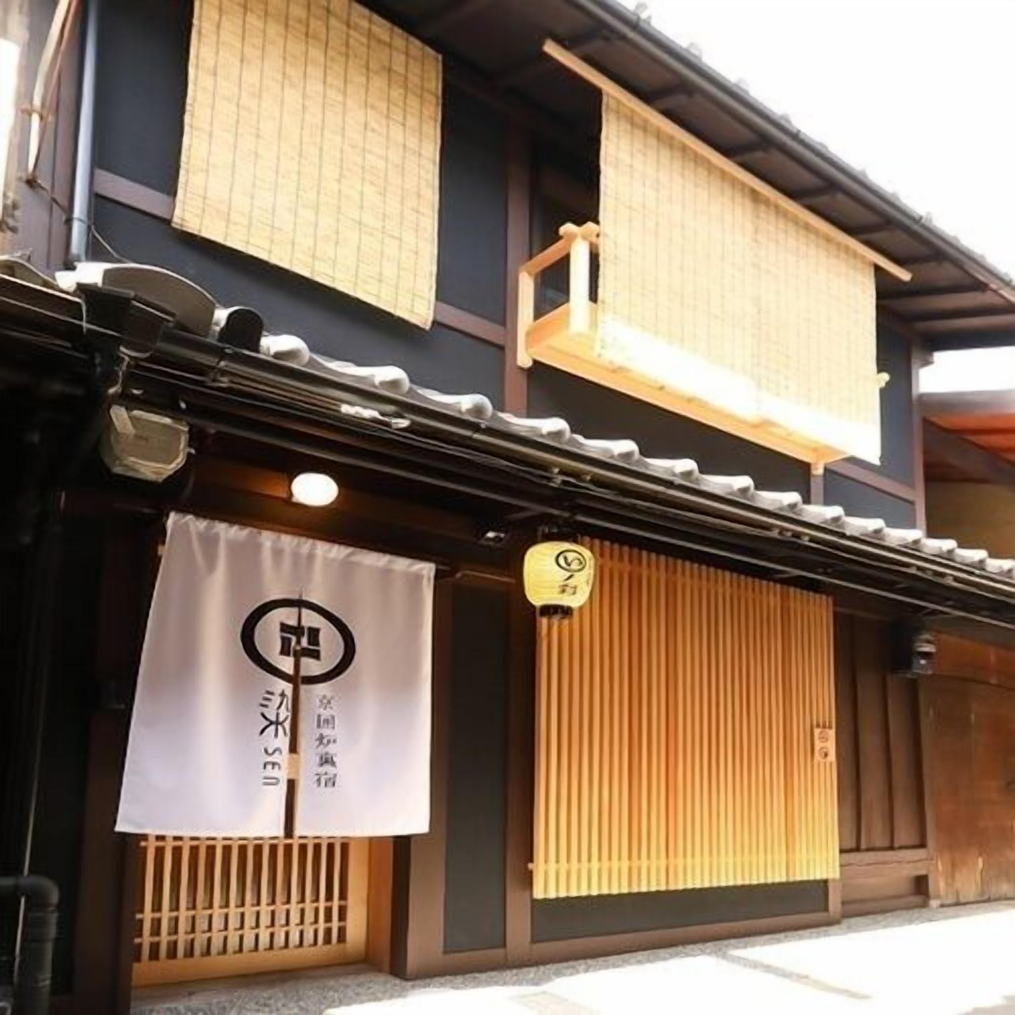 Ein traditionelles japanisches Gebäude mit Tatami-Bodenbelag, Shoji-Schirm und einer hängenden Laterne.