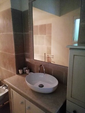 Doccia, asciugacapelli, bidet, asciugamani