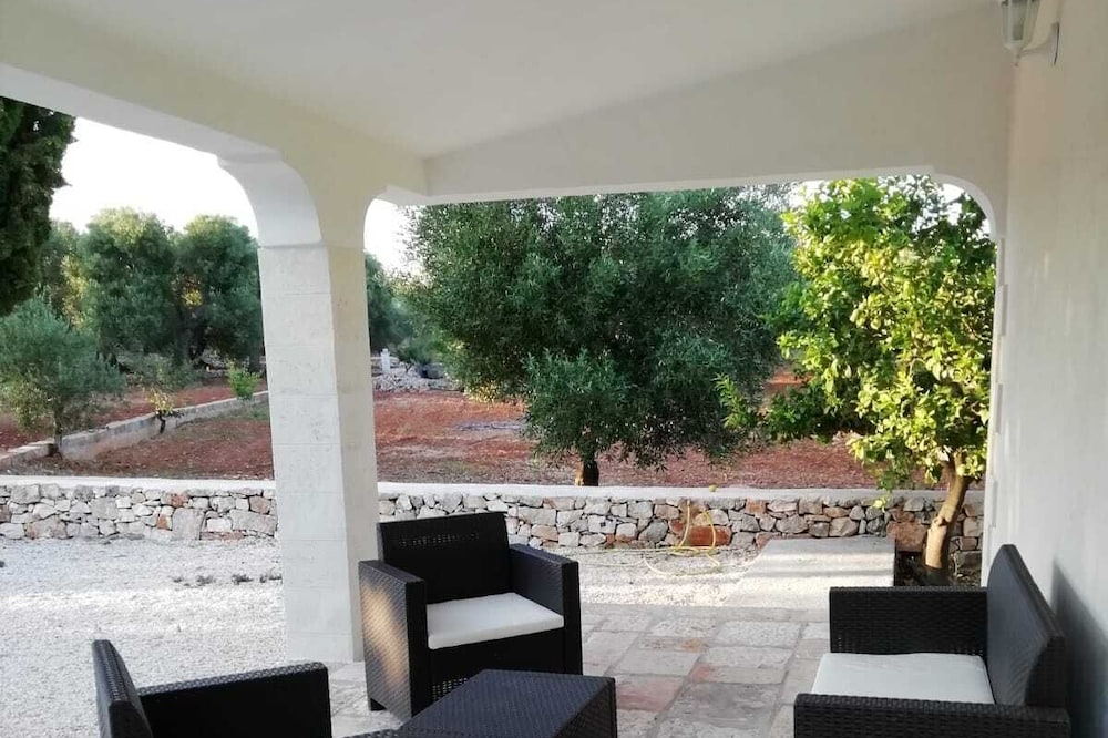 Villa immersa nella piana degli ulivi , a 5 minuti dalla città bianca e dal mare