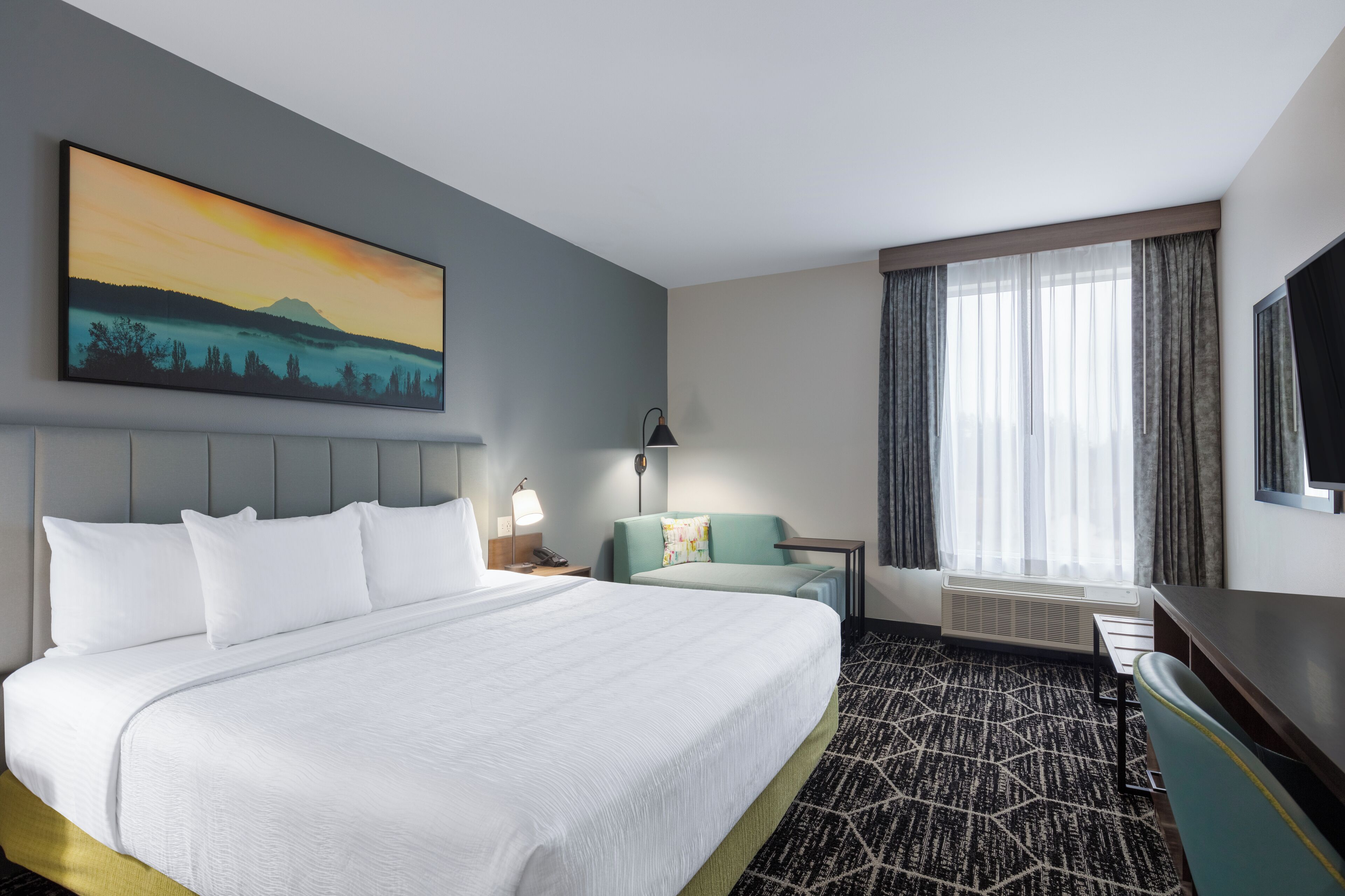 Een bureau, een laptopwerkplek, een strijkplank/strijkijzer, gratis wifi