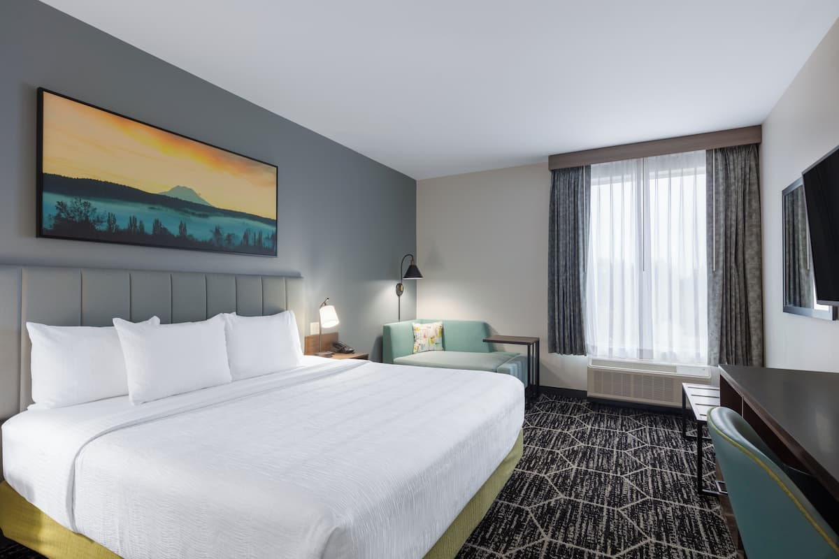 Desk, laptop workspace, iron/ironing board, free WiFi