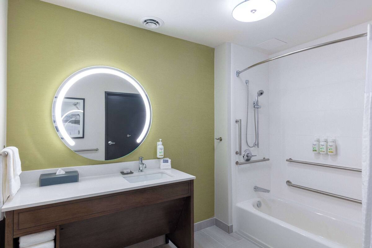 Room, 1 Katil Raja (King), Accessible (Mobility, Tub w/Grab Bars) | Bilik mandi mudah diakses