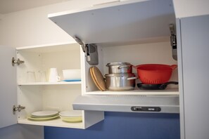 Full-size fridge, stovetop, cookware/dishes/utensils, freezer - Stäy Apartmenthaus und Monteurzimmer (Mannheim)