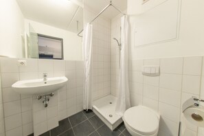 Shower, towels - Stäy Apartmenthaus und Monteurzimmer (Mannheim)