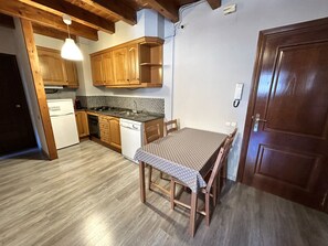 Een koelkast, een oven, een kookplaat, een vaatwasser