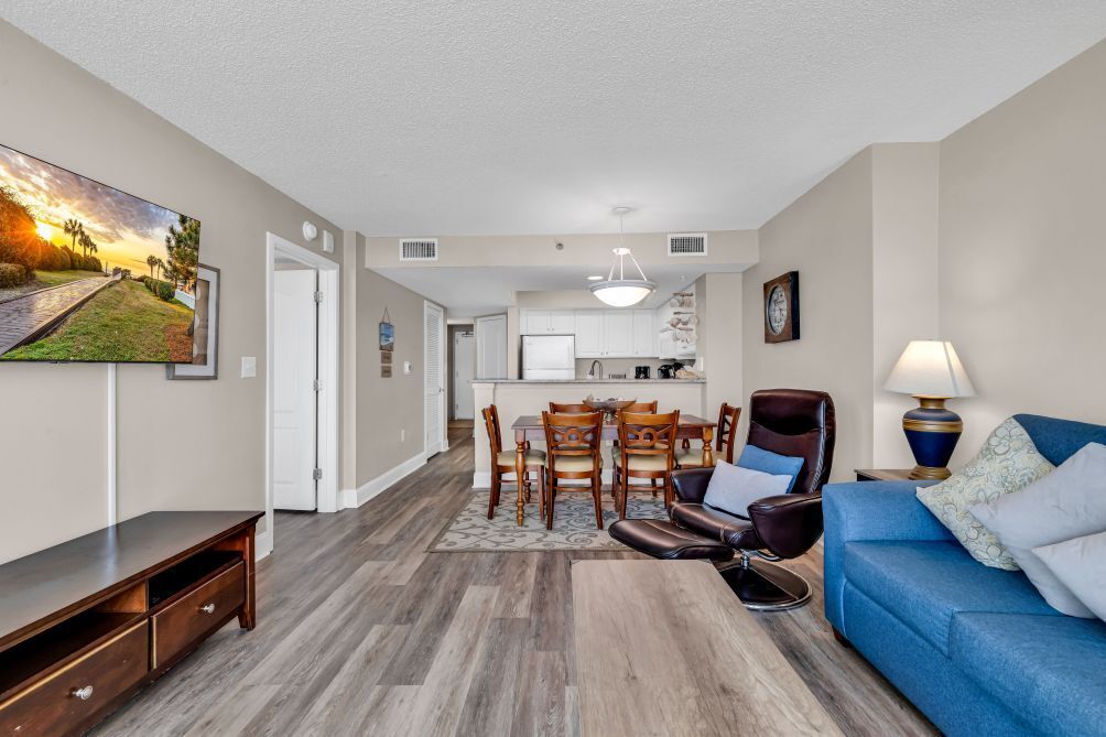 📢 Snowbirds Monthly Discounts Breathtaking 2BR Condo w Floor-to-Ceiling Windows Overlooking Ocean