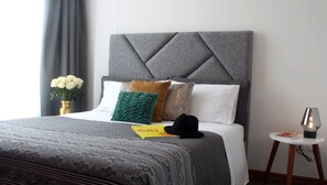 1 Schlafzimmer, Zimmersafe, Schreibtisch, Bügeleisen/Bügelbrett