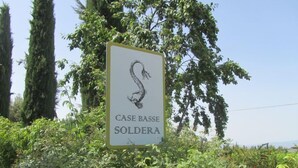 Une enseigne illustrée d’un cygne et portant l’inscription « CASE BASSE SOLDERA ».