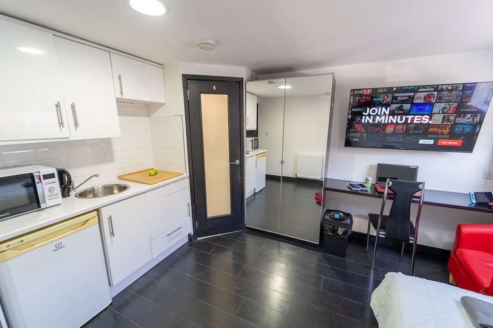 Large Studio next to UOB and close to City!