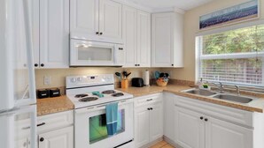 Coffee/tea maker, fridge, microwave, oven - Close to the beach ~ Pool, gym, BBQ, pet-friendly (Indian Harbour Beach)
