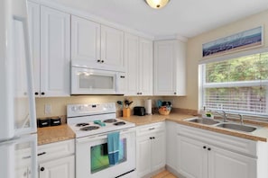 Fridge, microwave, oven, stovetop - Close to the beach! Pool, gym, BBQ, *no pet fee*, LCO @ 6 p.m. (Indian Harbour Beach)