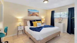 2 bedrooms, iron/ironing board, travel cot, free WiFi - Close to the beach ~ Pool, gym, BBQ, pet-friendly (Indian Harbour Beach)