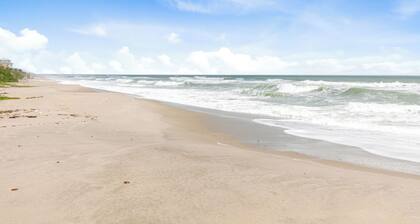 Oceanside~ Walk to the beach,Pool, BBQ, Gym, Games