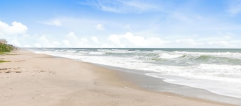 Oceanside~ Walk to the beach,Pool, BBQ, Gym, Games